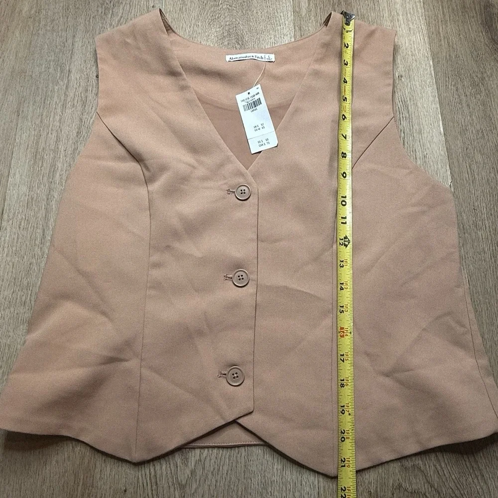 Abercrombie & Fitch Vest Women's L Beige  V-Neck Sleeveless‎ Button Preppy NWT